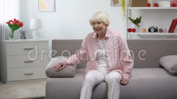 老年妇女从床上站起来感到膝盖剧痛关节炎视频的预览图