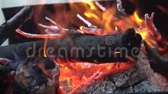 燃烧的柴火发出明亮的火焰视频的预览图