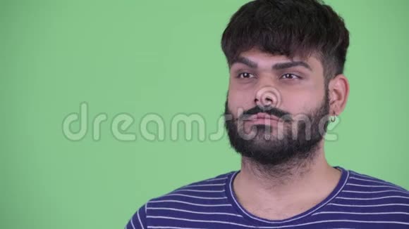 年轻体重超重留胡子的印度男人竖起大拇指视频的预览图