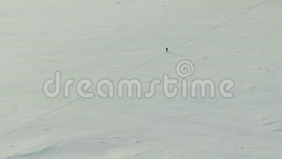 空中景色一个孤独的滑雪者穿过一片雪域一片雪漠视频的预览图