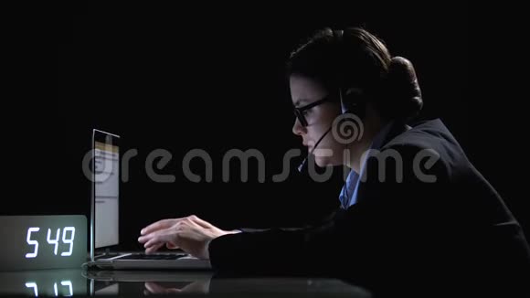 女性呼叫中心员工穿着正式西装戴着耳机在夜班工作视频的预览图