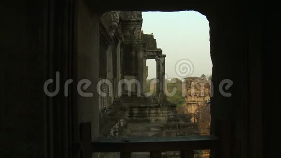 从寺庙内部看到的不可思议的景色视频的预览图