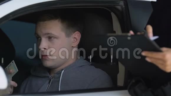 女警察在车上给男子停车罚单违法交通违法视频的预览图
