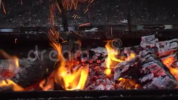 燃烧的柴火发出明亮的火焰视频的预览图