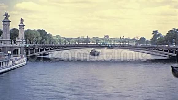 塞纳河上的亚历山大三世桥视频的预览图