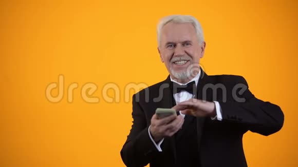 喜欢穿西装的老人扔钞票微笑收入不错赢了视频的预览图