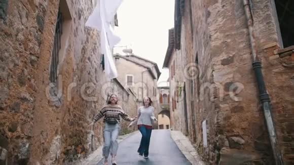 两个女人在后面的小巷里奔跑视频的预览图