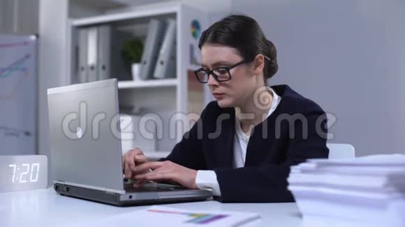 女商人在手提电脑上打字由于工作繁重而头痛视频的预览图