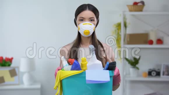 携带家用化学品的呼吸器篮子的女性健康风险视频的预览图