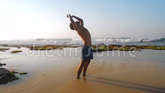 专业运动员在黄色沙滩上练习视频的预览图