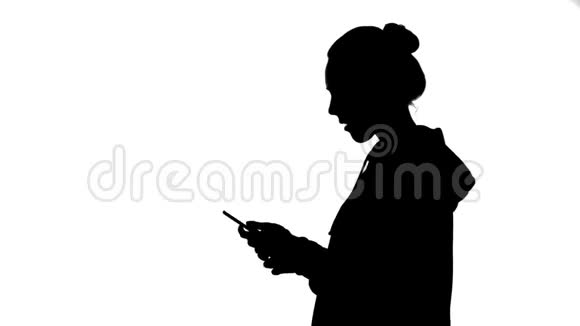 少女白色背景智能手机的剪影视频的预览图