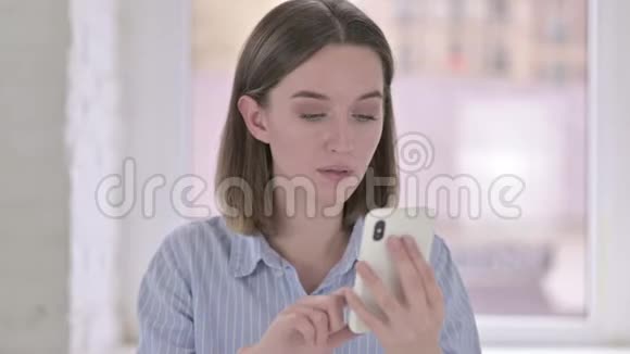 震惊的年轻女性对智能手机损耗的反应视频的预览图