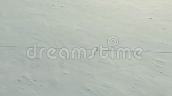 空中景色一个孤独的滑雪者穿过一片雪域一片雪漠视频的预览图