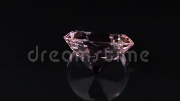 在黑色背景上旋转粉红色透明的莱茵石视频的预览图