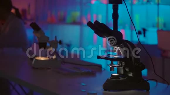 有霓虹灯的科学实验室视频的预览图