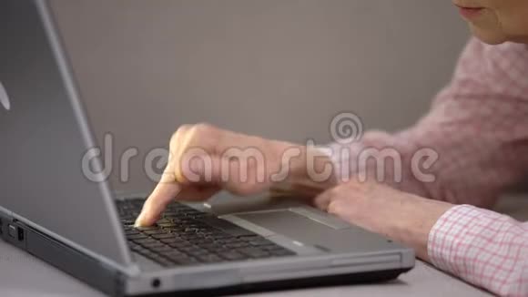 老年妇女慢慢地在笔记本电脑上打字学习现代小工具的使用未来视频的预览图