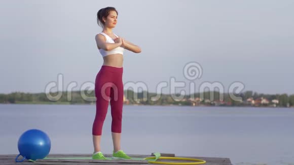 运动蹲桥上运动训练期间身体优美的年轻女子进行健身运动视频的预览图