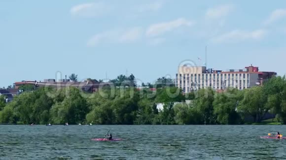一群五颜六色的皮艇在明尼苏达州的贝米吉的欧文湖上划水视频的预览图