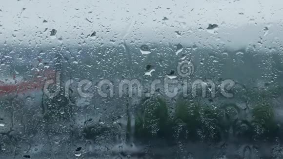 玻璃窗口上的雨滴图案视频的预览图