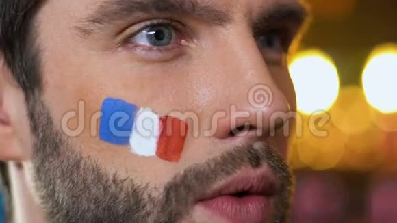 法国男迷打着手掌手势为最喜欢的球队输球而苦恼视频的预览图