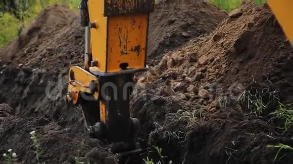 挖掘机挖沟槽铺设电缆挖掘机挖沟敷设电缆夏日阳光明媚视频的预览图