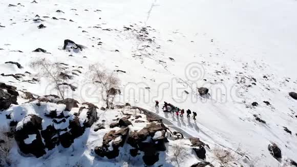 登山者纷纷登上大雪沿山上积雪覆盖鸟瞰鸟s眼视频的预览图