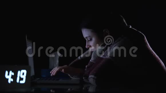 技术支持遭受感冒和打喷嚏的女工在家工作视频的预览图