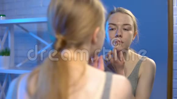 遮瑕膏覆盖问题面部皮肤的年轻女性皮肤科治疗视频的预览图