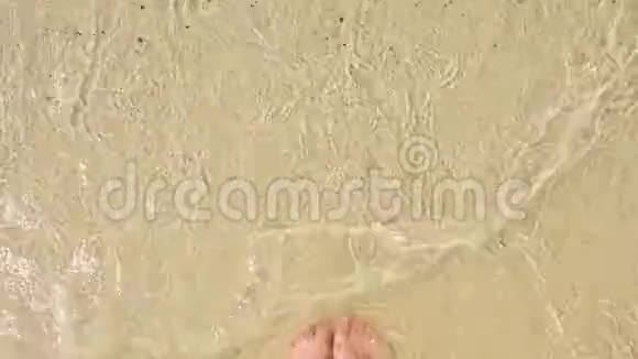 踏入大海女人脚踩在沙滩上才能冲浪视频的预览图