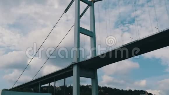 在土耳其伊斯坦布尔博斯普鲁斯海峡的旅游船上的大桥下航行视频的预览图