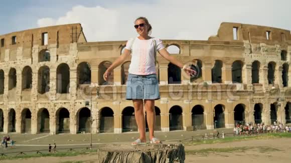 这个女孩在罗马的斗兽场附近旋转她高兴4k视频的预览图
