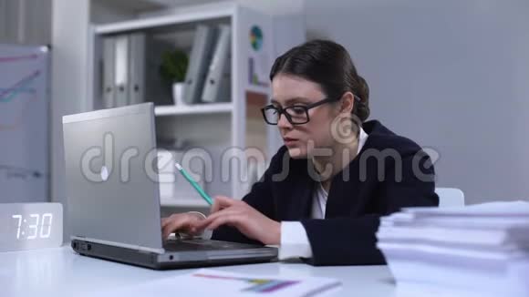 紧张的女首席助理在笔记本电脑上工作咬铅笔截止日期视频的预览图