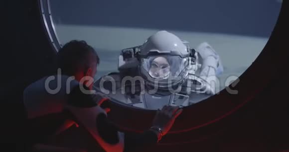 宇航员与太空行走的船员交谈视频的预览图