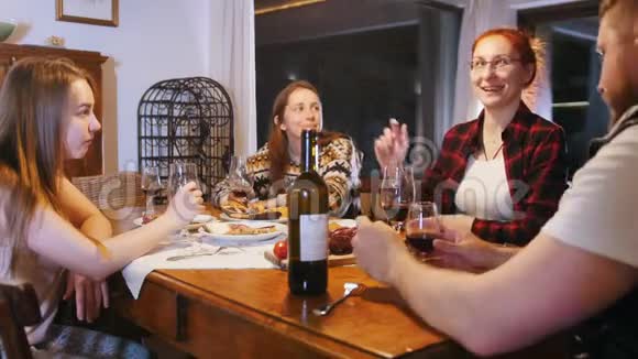 一个男人和三个女人坐在桌边说话视频的预览图