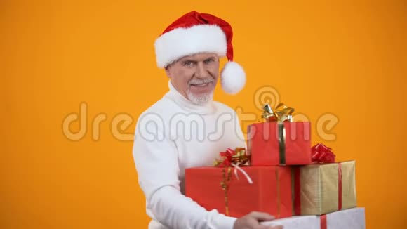 神秘高级圣诞老人赠送礼品盒和相机微笑假日销售视频的预览图