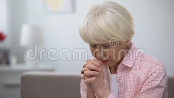 古老的基督教传统老年妇女向上帝祈祷请求怜悯和帮助视频的预览图