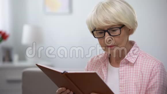 戴眼镜按摩鼻视力障碍的老年妇女视频的预览图