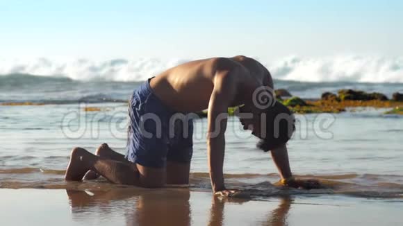 光脚男子在水中对抗海浪视频的预览图