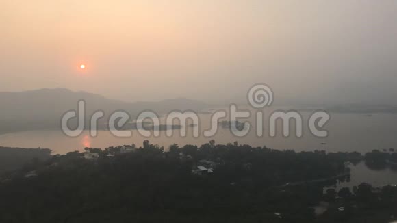 印度Udaipur从山上俯瞰夜湖视频的预览图