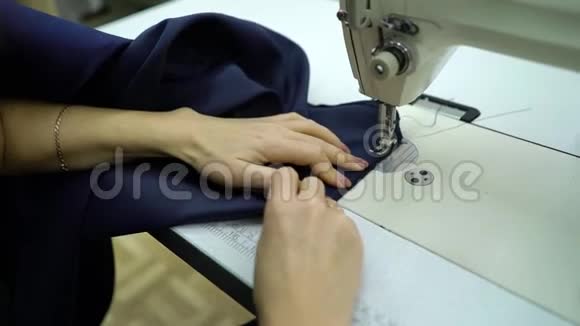 女性手工缝制蓝色面料的时尚装饰视频的预览图