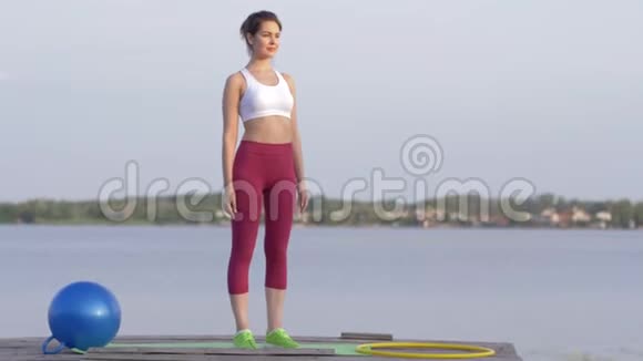 健身自然迷人的女孩与美丽的身材表演运动在户外运动锻炼桥上视频的预览图