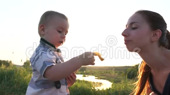 孩子给母亲喂了一块蛋糕她吻了他动作缓慢视频的预览图