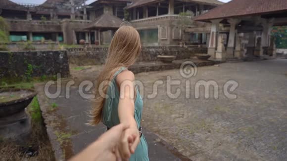 慢镜头快乐的游客男人和女人参观贝都古尔废弃而神秘的酒店印度尼西亚巴厘视频的预览图