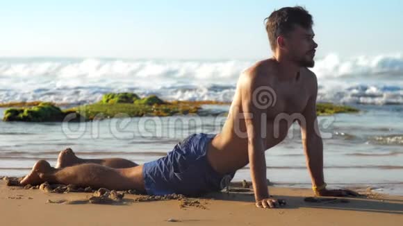 有胡须的肌肉男在瑜伽姿势中呼吸得很深视频的预览图