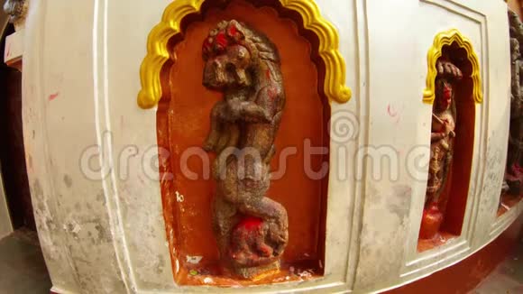 在印度教神庙的墙上有一个吞食人站在大象上的雕像视频的预览图