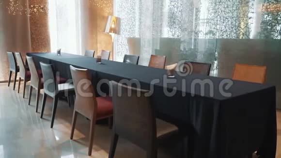 餐厅有桌子沙发明亮的奉献视频的预览图