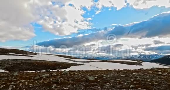 挪威奥兰兹菲杰莱Aurlandsfjellet附近的山脉景观景区公路在初夏挪威视频的预览图