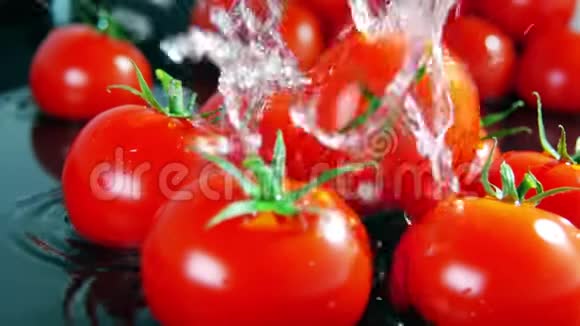樱桃番茄落在潮湿的表面慢镜头视频的预览图