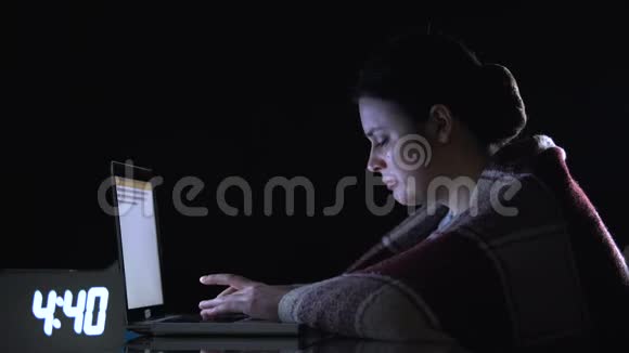 哭泣的女人在手提电脑上工作显示帮助标志艰苦的劳动条件视频的预览图