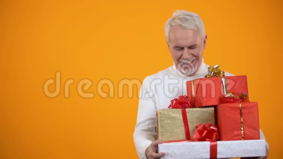 年事已高的男性手持礼品盒面带微笑节假日可享受大折扣视频的预览图